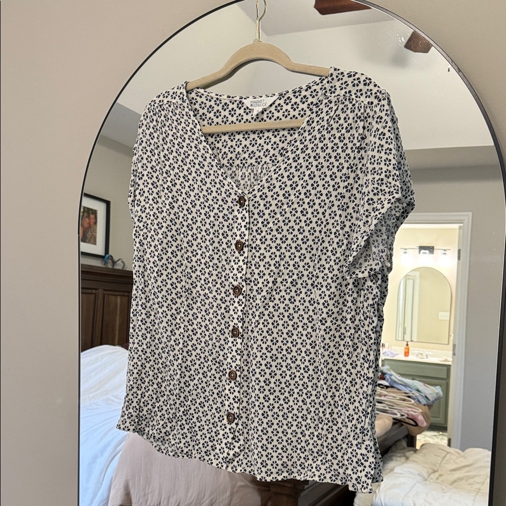 Market & Spruce White and Navy Floral Top